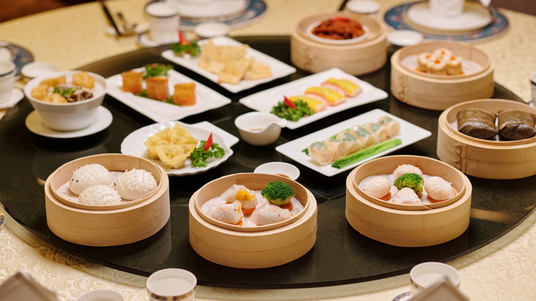 Masă cu preparate chinezești variate, servite împreună, ilustrând diversitatea și echilibrul alimentar.