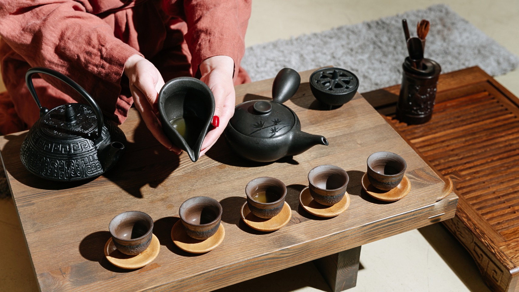 Serviciu tradițional de ceai, care ilustrează rolul ceaiului în obiceiurile alimentare asiatice.