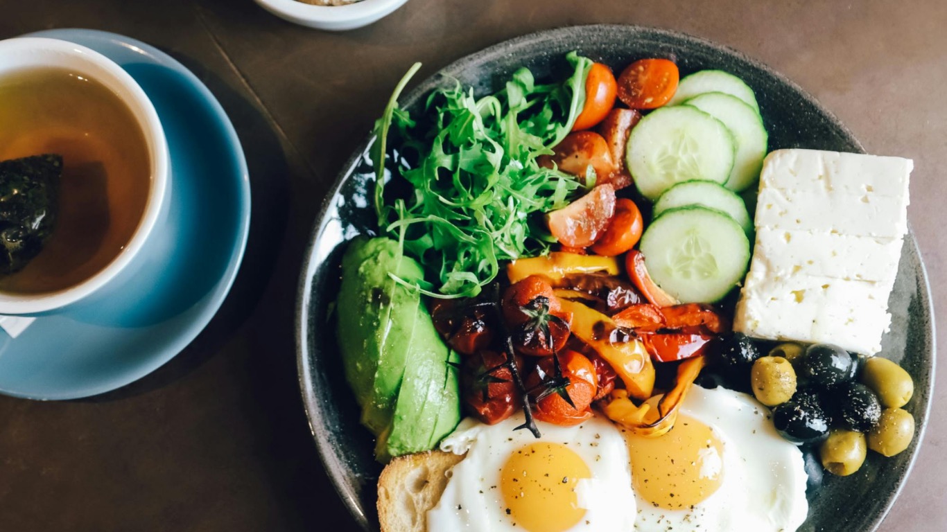 Farfurie cu legume, avocado, ouă, brânză și măsline, ilustrând un exemplu practic de masă în stil mediteranean.